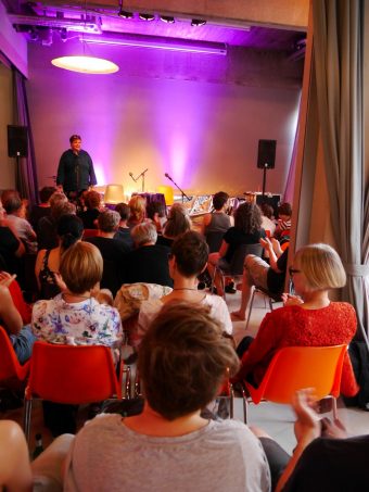 Aufmerksames und sehr interessiertes Publikum im »Aquarium« in Berlin-Kreuzberg.
